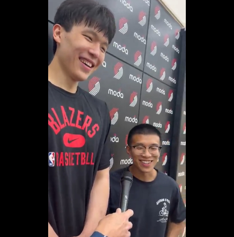 AG体育官方网站-👍杨瀚森首次训练后采访 翻译Chris再次收获开拓者记者好评